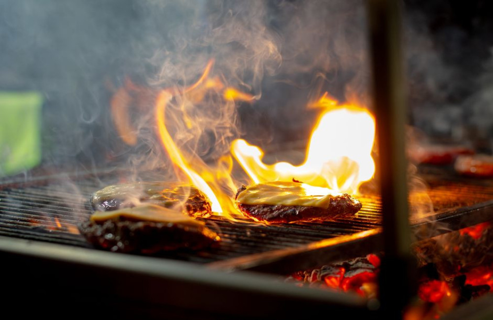 Welke kerntemperatuur moet een hamburger op de barbecue hebben om veilig te zijn